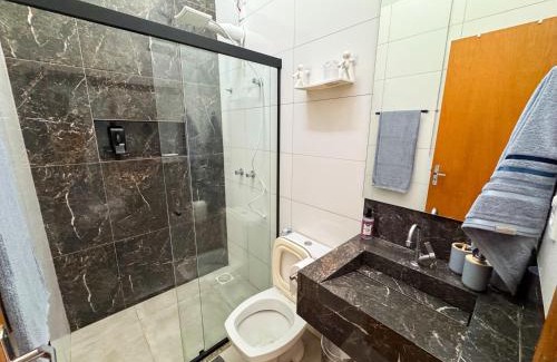 Shopping Park House | Casa Para Até 5 Hospedes Próximo UNITRI, Uberlândia Shopping e Palácio de Cristal