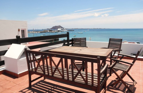 Corralejo Apartment | Casa Patio - Large vacation apartment with terrace and patio by the sea