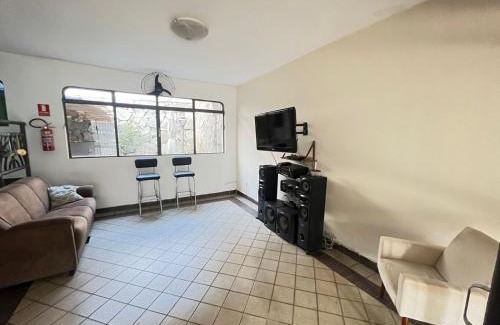 Goiania House | Casa Quintal Bueno! 5 quartos com ar split e internet ultra! 4 vagas de garagem Perto do melhor de Goiânia! Marista Parques Areião e Vaca Brava Hospital Premium Mater Dei Blue Fit Perdomo Goiânia Shopping!