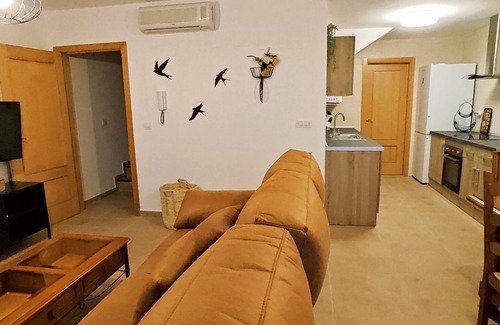 Segura de Leon House | Casa Rural con Chimenea en Dormitorio, y Sala de Juegos. Con Piscina en Verano!