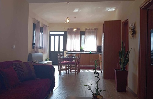 Filerimos Apartment | 𝐂𝐚𝐬𝐚 𝐓𝐞𝐫𝐫𝐚 -A cozy new apartment with a Mediterranean vibe Kremasti