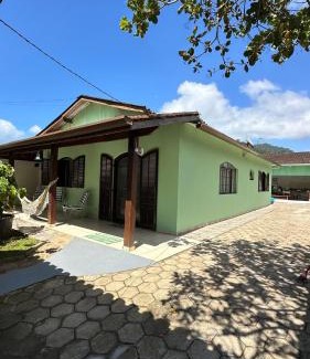 Pereque-Mirim House | Casa verde Ubatuba ao lado da praia da Enseada e Santa Rita