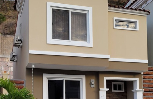 Tegucigalpa House | Casa Villa Las Palmeras ¡a pocos minutos de Centros Comerciales!