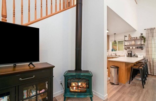 Cascade Apartment | Cascade Cabin, Walk to the Lake, Amazing Deck!