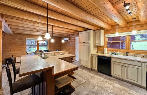 Cascade Cabin | Cascade Log Cabin. Walk to the Lake and Golf Course