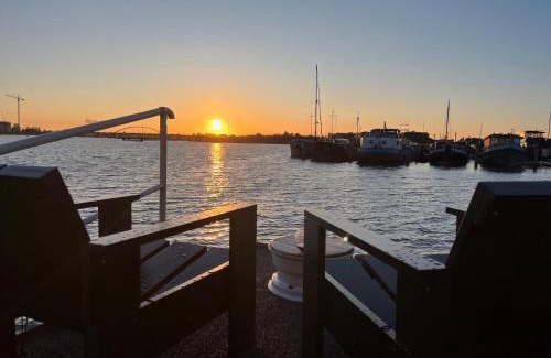 Amsterdam North Bed & Breakfast | Casey's Lake View House Boat