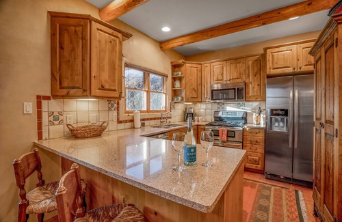 Northeast Santa Fe House | Casita Del Norte ~ Private Adobe Home ~ Plaza/Museums/5-Star Dining/Pickle Ball