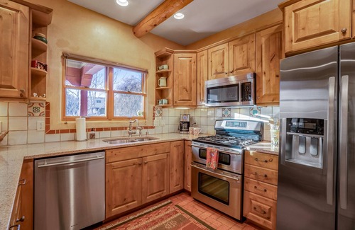 Northeast Santa Fe House | Casita Del Norte ~ Private Adobe Home ~ Plaza/Museums/5-Star Dining/Pickle Ball