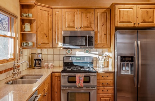 Northeast Santa Fe House | Casita Del Norte ~ Private Adobe Home ~ Plaza/Museums/5-Star Dining/Pickle Ball