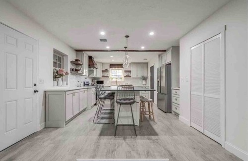 Clinton House | Casita home away from home 5-bedroom house in Clinton