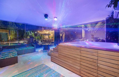 El Castillo House | Castillo Blanco Closet Mansión in Town to Lleras Parck and Provenza