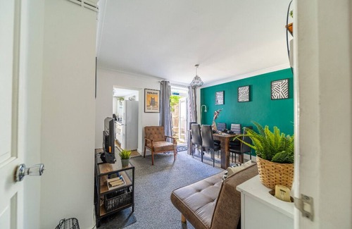 Wainscot House | Castle View Haven-Quirky and Cosy 5 Bedroom in Strood/Rochester with Castle view