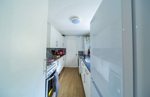 Wainscot House | Castle View Haven-Quirky and Cosy 5 Bedroom in Strood/Rochester with Castle view