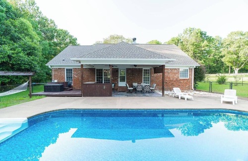 Fortson House | Cataula house: pool & games