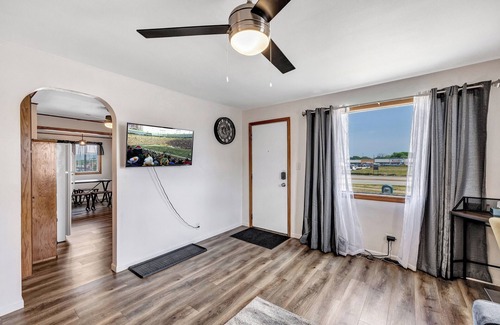 Green Bay House | Catch Free Bus To Packer Games Across The Street! King bed!