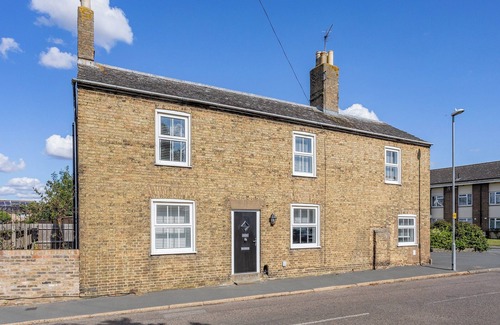 Ely Cottage | Cathedral View Farmhouse