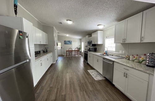 Mcalpin House | Cave Divers Spring Escape, Sleeps 8+, Relaxing Patio, Fire Pit, Spacious Kitchen