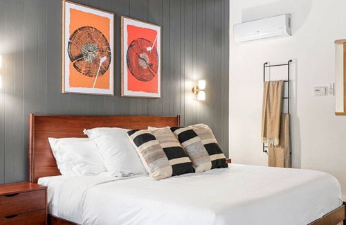 Dunsmuir Hotel | Cave Springs Resort Hotel Room 4 (Visit Mt Shasta)