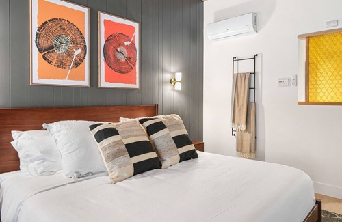 Dunsmuir Hotel | Cave Springs Resort Hotel Room 4 (Visit Mt Shasta)