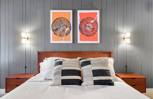 Dunsmuir Hotel | Cave Springs Resort Hotel Room 4 (Visit Mt Shasta)