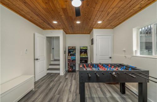 Coeur d'Alene House | CDA Family Fun Hot Tub, Game Room And More