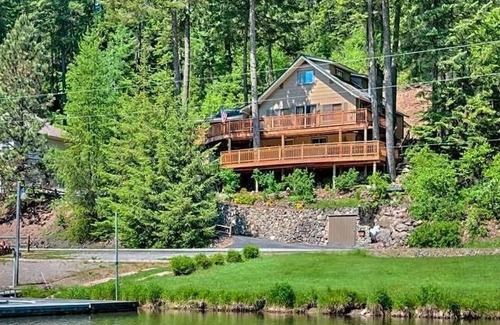 Coeur d'Alene House | CDA Lakeside House. Includes dock slip, kayaks, & paddle boards