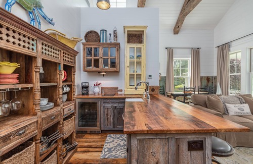 Olde Town Cottage | Cedar Bluff Cabin in May in Old Town Bluffton on the river