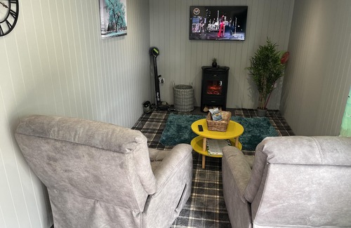 Storwood Cabin | Cedar Boutique Lodge-dog, Fishing and Spa Access