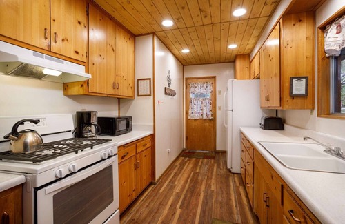 Twin Peaks Hotel | Cedar Creek Cottage - Three-Bedroom | Five Beds | 2 Full Bathrooms | Sleeps Eight