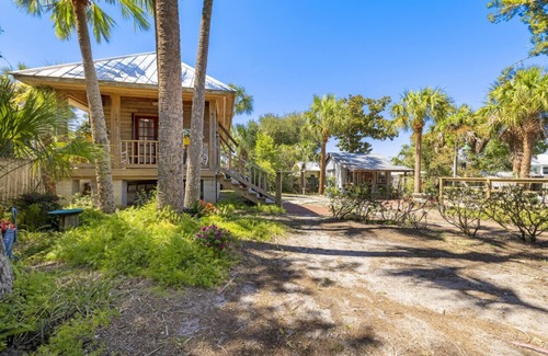 Cedar Key Cabin | Cedar Hill Depot: Historic charmer 3 blocks from the Gulf