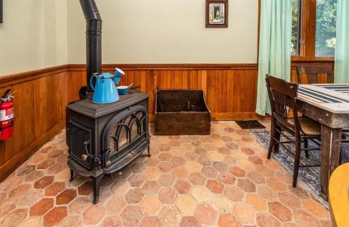 Texico House | Cedar Hills Retreat Peaceful Southern IL Escape