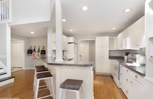 Union Pier House | Cedar Hollow Cottage: 4 Bed/2 Bath with HOT TUB and steps to beach!