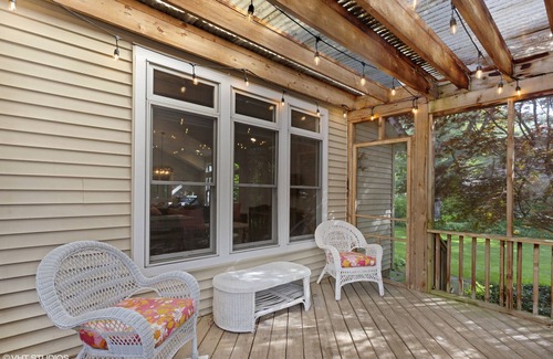 Union Pier House | Cedar Hollow Cottage: 4 Bed/2 Bath with HOT TUB and steps to beach!