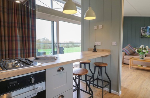 Newark Cottage | CEDAR LODGE, family friendly, with a garden in Newark-On-Trent