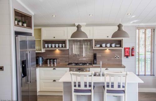 Pickering Ski Chalet | Cedar Lodge | sleeps 8 - Hot Tub, Dog Friendly - 5* Gold Award