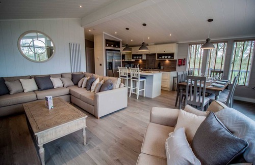 Pickering Ski Chalet | Cedar Lodge | sleeps 8 - Hot Tub, Dog Friendly - 5* Gold Award