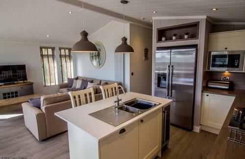 Pickering Ski Chalet | Cedar Lodge | sleeps 8 - Hot Tub, Dog Friendly - 5* Gold Award