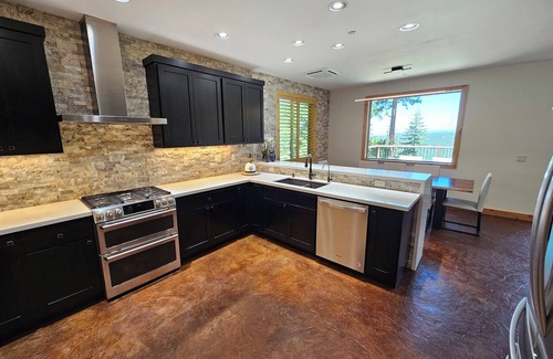 Mi-Wuk Village Cabin | Cedar Rock Cabin: 5-bedroom with AC and fitness room in Mi-Wuk Village