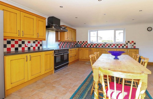 Stratton Strawless Cottage | CEDAR VIEW, pet friendly, with a garden in Coltishall