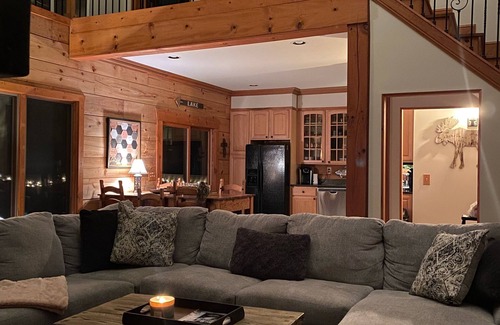 Silver Point Cabin | CENTER HILL XL CABIN min to I-40 Lake views all year walkable Hurricane Marina