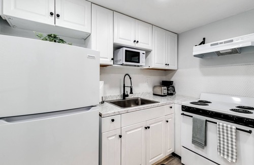 Virginia Gardens Apartment | Central 1b apt | Next to Airport