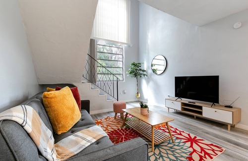 Virginia Gardens Apartment | Central 1b apt | Next to Airport