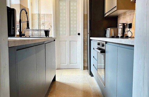 Hereford House | Central 2BR I Pets I Parking