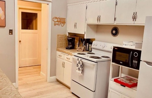 Redding House | Central 3-bedroom house in Redding with Pool & Vintage Bar Room