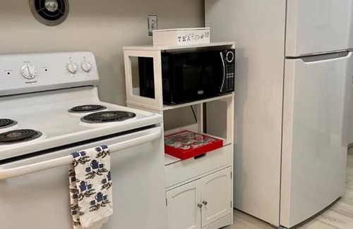 Redding House | Central 3-bedroom house in Redding with Pool & Vintage Bar Room