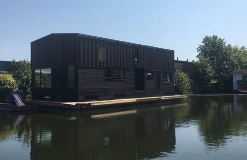 Amsterdam North Apartment | Central, cosy and modern appartment in Houseboat. Amsterdam Pur Sang.