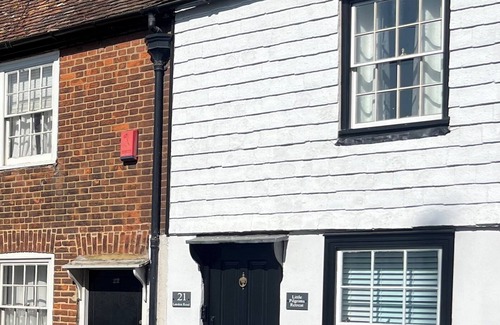 Canterbury Cottage | Central Gem With Cute Courtyard Garden, Rolltop Bath & log Burner