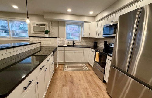 Joslyn Castle Apartment | Central Hub: Minutes to UNMC and Dining