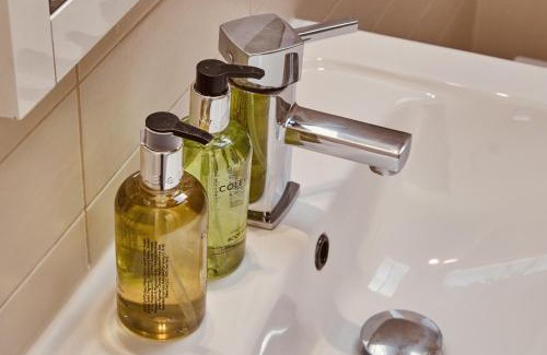 Leeds Apartment | Central Leeds Dock Apt, Free Secure Parking! 2 bed