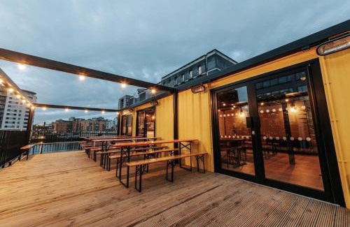 Leeds Apartment | Central Leeds Dock Apt, Free Secure Parking! 2 bed